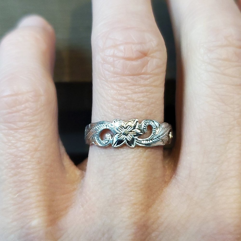 Size 8 925 Sterling Silver Scrolled Flower Ring